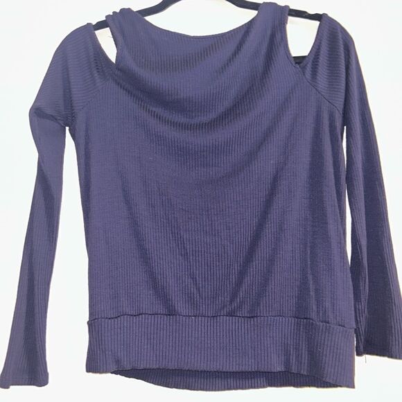 Cold shoulder v neck baby blouse size meduim - Picture 2 of 6